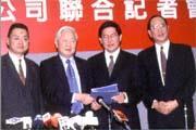 張忠謀(左二)併下世大,正中胡定吾(左三)下懷,但這是否一勞永逸之舉? 張忠謀(左二)併下世大,正中胡定吾(左三)下懷,但這是否一勞永逸之舉?