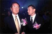 孫道存(右)、仝玉潔(左)這兩位新舊董事長究竟有什麼說不出的苦? 孫道存(右)、仝玉潔(左)這兩位新舊董事長究竟有什麼說不出的苦?