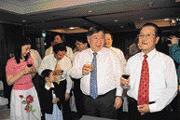 家庭醫師要陳飛龍(右)注意飲食保健,陳飛龍卻總敵不過美食誘惑。 家庭醫師要陳飛龍(右)注意飲食保健,陳飛龍卻總敵不過美食誘惑。