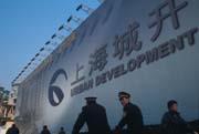 ■大陸當局的經濟降溫政策,使上海房價下跌成為消費者普遍的心理預期。 ■大陸當局的經濟降溫政策,使上海房價下跌成為消費者普遍的心理預期。