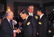 ■蕭萬長以個人名義參加「台灣智庫」成立酒會,馬上被捲入「裂解國民黨」的風波中。 ■蕭萬長以個人名義參加「台灣智庫」成立酒會,馬上被捲入「裂解國民黨」的風波中。