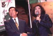 很多企業界人士都樂於掏腰包「投資」陳水扁(左)和陳文茜(右)。 很多企業界人士都樂於掏腰包「投資」陳水扁(左)和陳文茜(右)。