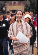一道彩虹橋與橋上祖靈的眼睛,是泰雅族婦女的紋面傳統。曾罹患肝癌的高金素梅,如今精神奕奕走入國會。 一道彩虹橋與橋上祖靈的眼睛,是泰雅族婦女的紋面傳統。曾罹患肝癌的高金素梅,如今精神奕奕走入國會。