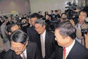 ■為捕捉新光四兄弟難得同台的畫面,媒體與吳東進(中)?演出追逐戰。(左為吳東亮,右為吳東賢) ■為捕捉新光四兄弟難得同台的畫面,媒體與吳東進(中)?演出追逐戰。(左為吳東亮,右為吳東賢)