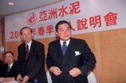 藉由密集的法說會,徐旭東(右1)展現將三千億版圖一肩挑的能力。 藉由密集的法說會,徐旭東(右1)展現將三千億版圖一肩挑的能力。