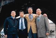 查理大橋下,郭台銘(右二)與汪得成(左)、王建賀(中)等捷克廠幹部合影。 查理大橋下,郭台銘(右二)與汪得成(左)、王建賀(中)等捷克廠幹部合影。