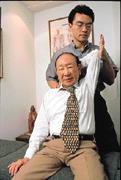 83歲的潘孝銳(前)願意把脊椎部位交給年輕的陳恭宏(後)治療,顯見他對脊椎治療的信心。 83歲的潘孝銳(前)願意把脊椎部位交給年輕的陳恭宏(後)治療,顯見他對脊椎治療的信心。