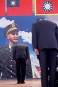 ■陸軍官校校友會尊奉蔣中正總統為永久精神會長,民進黨的貶蔣,黃埔人無法接受。 ■陸軍官校校友會尊奉蔣中正總統為永久精神會長,民進黨的貶蔣,黃埔人無法接受。