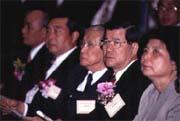 經證交稅一役,蕭萬長的處境更是尷尬,並動搖了行政院長的地位。 經證交稅一役,蕭萬長的處境更是尷尬,並動搖了行政院長的地位。