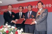 ■財政部長林全(左2)的「切割牛肉」理論,搭配陳戰勝(左1)「豬肉豬肝」論,成功出售高企與鳳信。 ■財政部長林全(左2)的「切割牛肉」理論,搭配陳戰勝(左1)「豬肉豬肝」論,成功出售高企與鳳信。