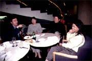 沈怡(右一)、羅智成(右二)、陳樂融(左一)笑談單身甘苦談。 沈怡(右一)、羅智成(右二)、陳樂融(左一)笑談單身甘苦談。