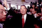 宋楚瑜雖非明星,但與記者玩捉迷藏的本領猶有過之。 宋楚瑜雖非明星,但與記者玩捉迷藏的本領猶有過之。
