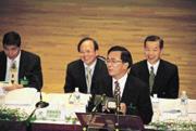 ■為了和陳水扁總統(前)一起「開會」,民進黨中常委選舉的賄選傳聞滿天飛。 ■為了和陳水扁總統(前)一起「開會」,民進黨中常委選舉的賄選傳聞滿天飛。