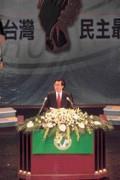 兼任黨主席後,阿扁沒享受「黨政合一」的大權在握,反而要先面對民進黨的許多負分包袱。 兼任黨主席後,阿扁沒享受「黨政合一」的大權在握,反而要先面對民進黨的許多負分包袱。