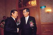 復華金控董事長張昌邦(右)身兼國民黨副秘書長,近日中投標售案鬧得滿城風雨,張昌邦也流言纏身。 復華金控董事長張昌邦(右)身兼國民黨副秘書長,近日中投標售案鬧得滿城風雨,張昌邦也流言纏身。