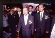 中華映管股價大漲,林鎮源(繫黃領帶者)、林挺生(中)與林蔚山(右)獲利,中華開發也受惠。 中華映管股價大漲,林鎮源(繫黃領帶者)、林挺生(中)與林蔚山(右)獲利,中華開發也受惠。