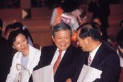 ■何壽川(中)不但自己抗肝病,也捐款成立肝病防治基金會「利他」。 ■何壽川(中)不但自己抗肝病,也捐款成立肝病防治基金會「利他」。