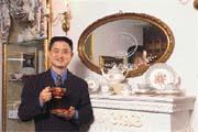 黃騰輝 ﹙見圖﹚蒐藏許多維多利亞時代瓷器,對玫瑰花更是情有獨鍾。 黃騰輝 ﹙見圖﹚蒐藏許多維多利亞時代瓷器,對玫瑰花更是情有獨鍾。