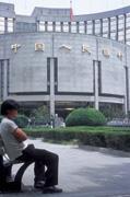 ■多數中外經濟學家認為,中國人民銀行應該透過升息來抑制經濟過熱發展 。 ■多數中外經濟學家認為,中國人民銀行應該透過升息來抑制經濟過熱發展 。