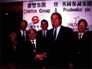 黃世惠禁不起連年虧損,賠本出售慶豐人壽經營權。(前排左起黃美惠、黃世惠、保誠集團執行總裁戴偉智)。 黃世惠禁不起連年虧損,賠本出售慶豐人壽經營權。(前排左起黃美惠、黃世惠、保誠集團執行總裁戴偉智)。