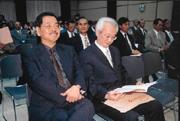 吳乃仁(左一)當上台糖董事長,老神在在;民進黨走了戰鬥性強的黨秘書長,個個六神無主。 吳乃仁(左一)當上台糖董事長,老神在在;民進黨走了戰鬥性強的黨秘書長,個個六神無主。