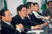 數度參選,數度落選,張俊雄(左1)總為游盈隆(左2)的出路奔走,此次也不例外。 數度參選,數度落選,張俊雄(左1)總為游盈隆(左2)的出路奔走,此次也不例外。