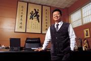 ■首次曝光的股王辦公室不大,只有5坪和高掛「誠」的書法,陳天恕經年以這裡為家。 ■首次曝光的股王辦公室不大,只有5坪和高掛「誠」的書法,陳天恕經年以這裡為家。
