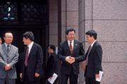 ■陸委會主委吳釗燮(右2)邀海協會會長汪道涵來台的談話只是「虛情假意」? ■陸委會主委吳釗燮(右2)邀海協會會長汪道涵來台的談話只是「虛情假意」?