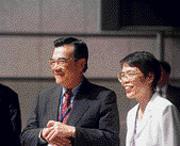 ■在何美玥(右)的安排下,經建會向企業學習的計畫,由IBM打頭陣。(左為林信義) ■在何美玥(右)的安排下,經建會向企業學習的計畫,由IBM打頭陣。(左為林信義)