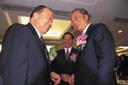 ■辜濂松(右)與高清愿(左)率團訪大陸,乘機給一向霸氣的中共上了堂「禮儀」課。 ■辜濂松(右)與高清愿(左)率團訪大陸,乘機給一向霸氣的中共上了堂「禮儀」課。