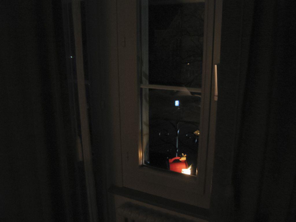 小小的蠟燭放於我們房間的窗台，訴說著接下來我們一起的未來