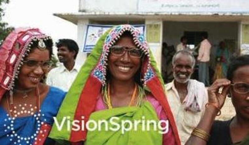 村落婦女是拯救窮人眼睛的最後一哩