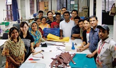 ▲最讓山口繪理子（左2）感到安慰的，不是獲利，而是76 位孟加拉員工的笑顏。