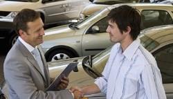 該買一台車？還是天天搭計程車？