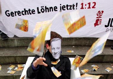 瑞士藥廠諾華舉行股東會，場外民眾抗議高層領鉅額離職金政策。
