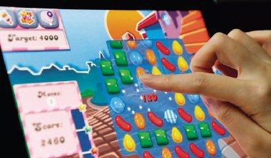 鮮豔色彩，加上輕快音效，Candy Crush 讓玩家享受在消除糖果的氣氛中。