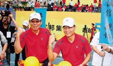 富邦大董蔡明忠( 右)、二董蔡明興( 左) 以鴨子划水之姿，逐漸往台灣數位匯流龍頭寶座靠近。