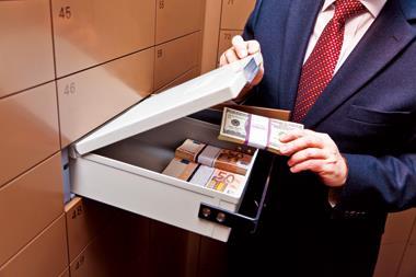 借人頭租保管箱藏鈔票、金條，是「肥咖」避稅奇招之一。