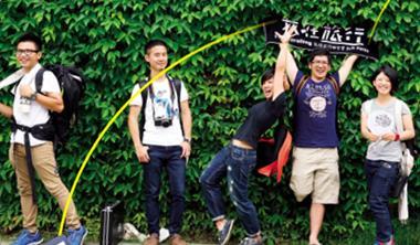 「我在旅行」創辦人（ 左1 ，黃世華、右2 ， 陳胤竹） 小小年紀，靠網路經營人脈，在台灣各地都有大哥、大姊級的顧問大力支持。