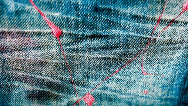 「鬼洗」講究逐次、多工序的層層洗法，創造出自然不造作、細緻耐看的牛仔褲紋路。
