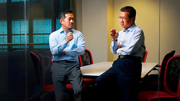 徐安昇( 左) 離開統一超商後，過去4 年新創4 家公司，父親徐重仁( 右) 體會到，放手，風箏才飛得高。
