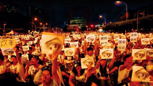 八月三日晚上，二十五萬人聚集總統府前凱達格蘭大道，要求政府交出義務役下士洪仲丘的死亡真相。