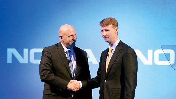 微軟執行長鮑默（左）與諾基亞董事長席拉斯瑪（右）攜手，前者以低於市場行情的約新台幣2億元收購後者。然而，這場划算交易，不一定會為兩者加分。
