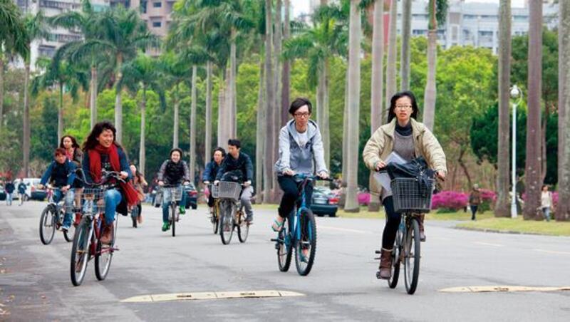 大四了，媽媽還騎車接送上學》不只是他家的事！「媽寶＆寶媽」正拖累台灣社會