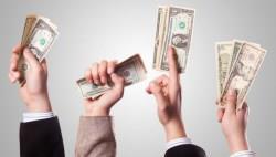 路上撿到100元，有錢人會怎麼做？