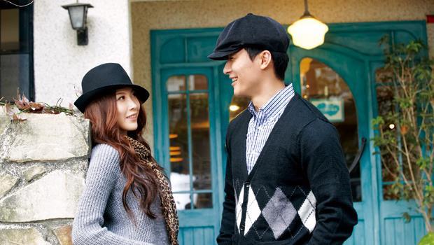 造型師陳孫華示範百搭的男士黑色報僮帽，和女生的黑色紳士帽，黑色適合正式的西裝、套裝，也適合藍色系的冬日休閒裝扮。