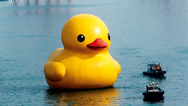 象徵幸福快樂的黃色小鴨，卻命途多舛，在基隆登場、落難又復出，掀許多波瀾。