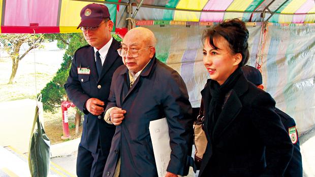 2013年年底，87歲的黃世惠（中）在次女黃悠美（右）陪同下，出面主持股東會。這也是他在三陽工業董事長任內，最後一次公開露面。