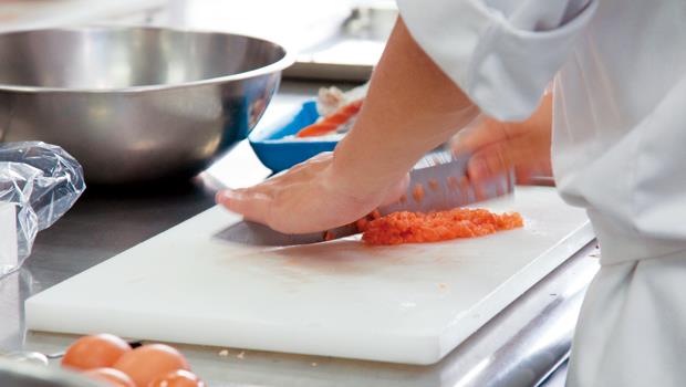 菜刀若沒有正確的使用，做出來的料理，消費者吃了可能會拉肚子或食物中毒。