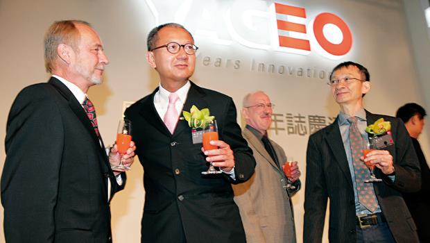 國巨董事長陳泰銘（左2）在資本市場上，向來擅長財務操作。